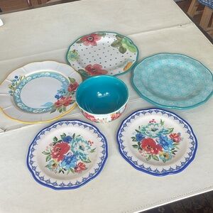 #Pioneer Woman 3 Dinner plates2 appetizer plates and bowl